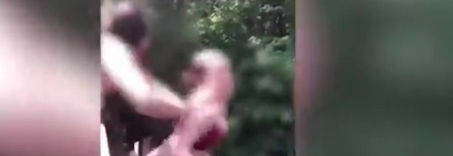 La ragazza ha paura di tuffarsi, gli amici la spingono giù dal ponte: è grave Video La ragazza ha paura di tuffarsi, gli amici la spingono giù dal ponte: è grave Video