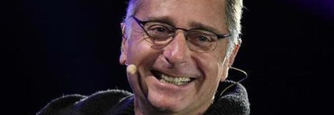 Paolo Bonolis, imbarazzo ad Avanti un altro. Il valletto: «Io guardo l'Eredità». E lui risponde così Paolo Bonolis, imbarazzo ad Avanti un altro. Il valletto: «Io guardo l'Eredità». E lui risponde così