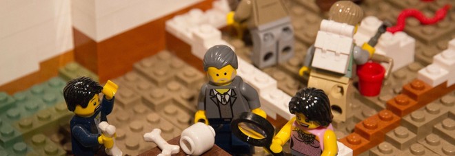 Il direttore generale della Soprintendenza di Pompei prof. Massimo Osanna diventa un omino della Lego nella ricostruzione di Pompei Il direttore generale della Soprintendenza di Pompei prof. Massimo Osanna diventa un omino della Lego nella ricostruzione di Pompei