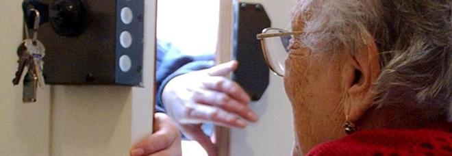Anziana appassionata di gialli fa fallire il colpo gridando: «Fermi, Polizia»