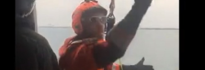 "Uomo in mare", spettacolare intervento della Guardia costiera "Uomo in mare", spettacolare intervento della Guardia costiera