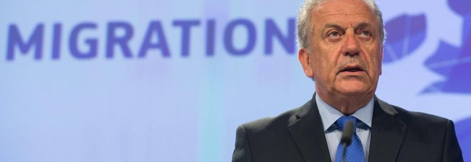 Ong, il commissario Ue: «Sì alla Polizia giudiziaria a bordo per fornire maggiore sicurezza» Ong, il commissario Ue: «Sì alla Polizia giudiziaria a bordo per fornire maggiore sicurezza»
