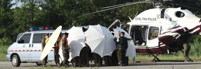 Thailandia, salvi 8 ragazzi. Ne restano 4 oltre all'allenatore: domani i soccorsi Thailandia, salvi 8 ragazzi. Ne restano 4 oltre all'allenatore: domani i soccorsi