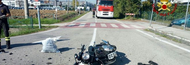 Si schianta in moto contro un'auto e vola sull'asfalto: è grave Si schianta in moto contro un'auto e vola sull'asfalto: è grave