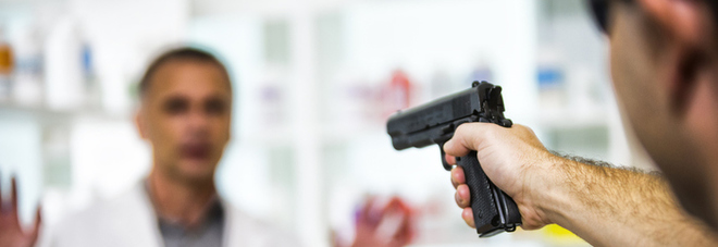 Ladro seriale di farmacie arrestato e rilasciato schernisce gli agenti: «Anche stavolta ho vinto io» Ladro seriale di farmacie arrestato e rilasciato schernisce gli agenti: «Anche stavolta ho vinto io»