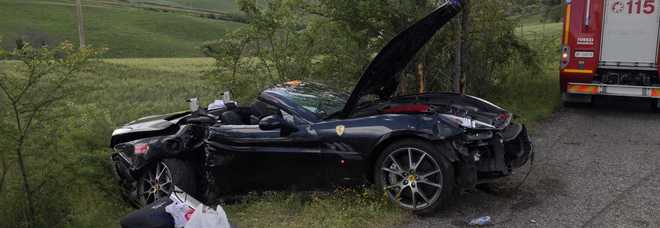 Scontro tra due Ferrari alla Mille Miglia: bolidi distrutti, ferita una donna