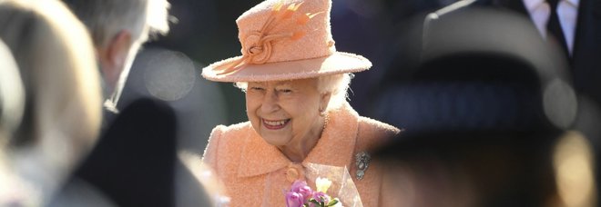 Elisabetta, pronto il piano di fuga per la regina in caso di divorzio "hard" dall'Ue