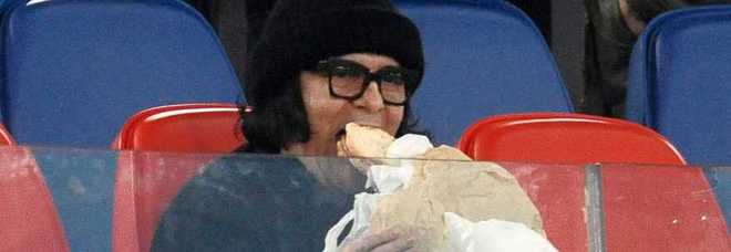 Renato Zero, «spuntino» all'Olimpico: panino enorme durante la partita della Roma
