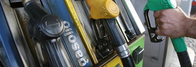 Spread in rialzo dopo la bozza di contratto Lega-M5S. Vola il prezzo della benzina, mai così alto dal 2015. I consumatori: «Nas ai distributori» Spread in rialzo dopo la bozza di contratto Lega-M5S. Vola il prezzo della benzina, mai così alto dal 2015. I consumatori: «Nas ai distributori»