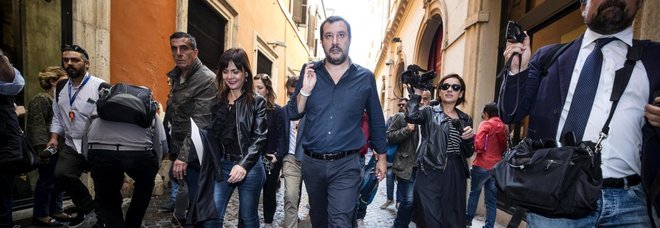 Di Maio-Salvini, frenata sul premier. Berlusconi: mettono la patrimoniale Di Maio-Salvini, frenata sul premier. Berlusconi: mettono la patrimoniale