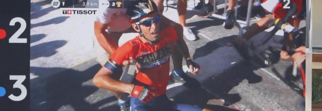 Tour, Thomas vince anche sull'Alpe d'Huez: la polizia fa cadere Nibali