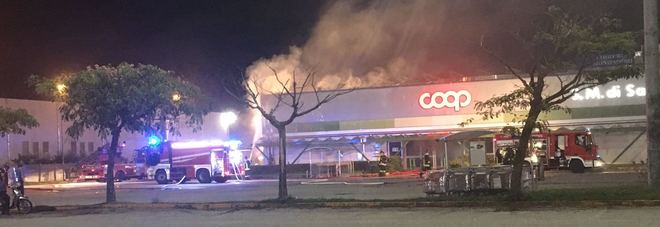 Centro commerciale va a fuoco ​nella notte. C'era amianto, inagibile
