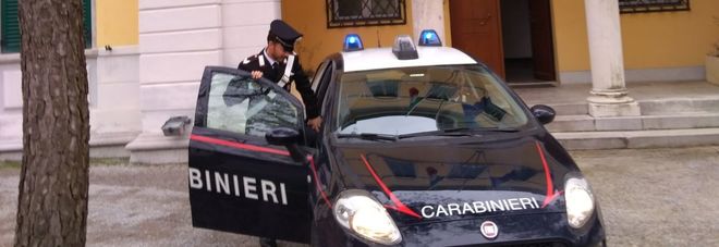 Gli sfilano 400 euro mentre sta cenando: nei guai tre stranieri Gli sfilano 400 euro mentre sta cenando: nei guai tre stranieri
