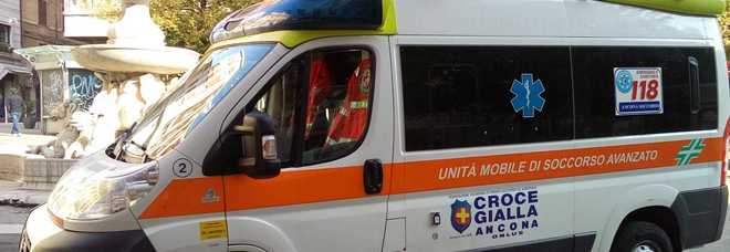 Uomo di 82 in scooter
cade a terra dopo
l'incidente con una macchina