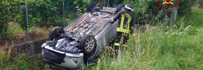 Schianto fra due auto, una finisce nel burrone: un ferito Schianto fra due auto, una finisce nel burrone: un ferito