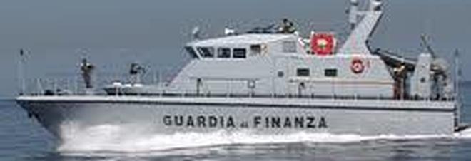 Inseguimento in mare: sequestrata droga per 15 milioni, arrestati due trafficanti Inseguimento in mare: sequestrata droga per 15 milioni, arrestati due trafficanti