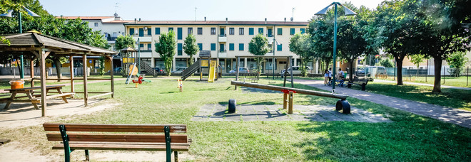 Lite al parco fra ragazzini: 15enne accoltellato. Caccia all'aggressore Lite al parco fra ragazzini: 15enne accoltellato. Caccia all'aggressore