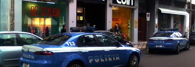 Vestiti nuovi, senza spendere un euro: arrestati tre ladri in piazza Mazzini Vestiti nuovi, senza spendere un euro: arrestati tre ladri in piazza Mazzini