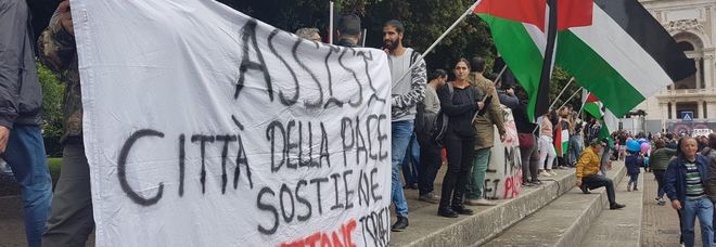 Giro d'Italia, protesta palestinese contro Israele alla partenza di Assisi