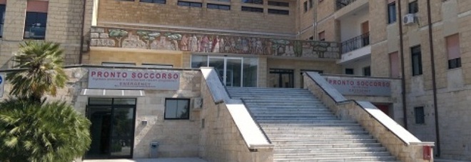 Giallo in ospedale, giovane trovato morto vicino alla porta del bagno Giallo in ospedale, giovane trovato morto vicino alla porta del bagno