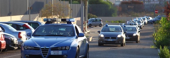 Si piazza sotto casa della ex con un coltellaccio, arrestato Si piazza sotto casa della ex con un coltellaccio, arrestato