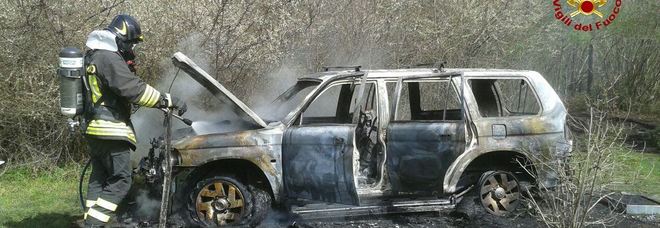 Chiudono la portiera del vecchio Nissan e alle loro spalle scoppia l'incendio /Foto Chiudono la portiera del vecchio Nissan e alle loro spalle scoppia l'incendio /Foto