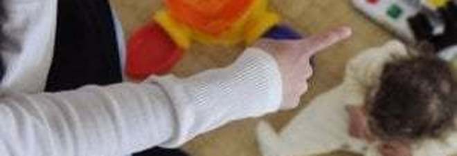 Spinte, schiaffi e urla ai piccoli alunni dell'asilo, arrestata maestra a Taranto