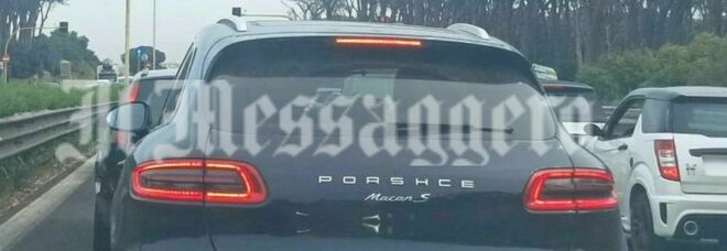Porsche con la scritta sbagliata a Roma, la foto scattata sulla Colombo è virale. «Sarà esemplare unico»