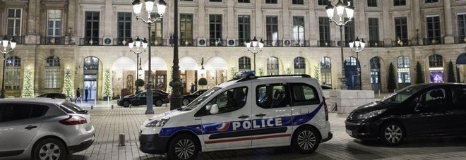 Rapina da film al Ritz di Parigi: rubati milioni, banditi in fuga Video