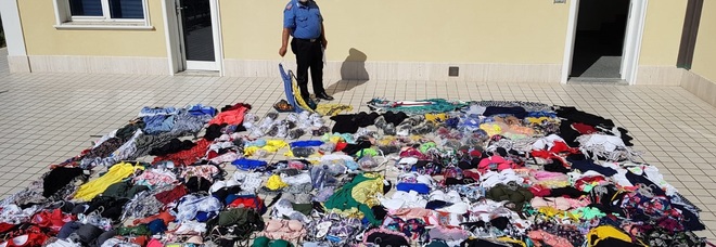Ambulanti abusivi
in spiaggia: preso grossista
con centinaia di costumi