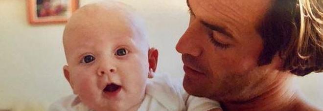 Luke Perry, la figlia pubblica le foto della sua infanzia e commuove i fan: «Ti voglio bene» Luke Perry, la figlia pubblica le foto della sua infanzia e commuove i fan: «Ti voglio bene»