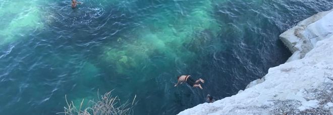 Tuffi estremi dalla scogliera. Volo di 12 metri, ragazzino in ospedale