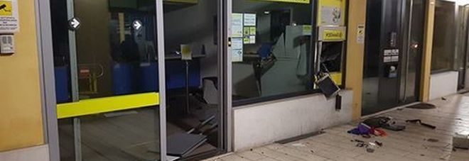 Assalto alle Poste: banditi coprono la fuga azionando un estintore /Ft Assalto alle Poste: banditi coprono la fuga azionando un estintore /Ft
