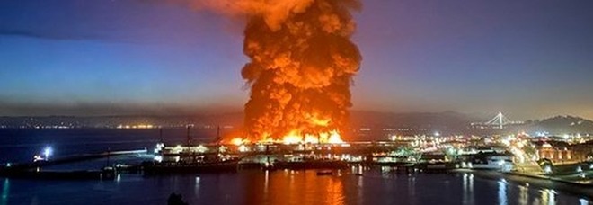 San Francisco, mega incendio al Fisherman's Wharf: distrutta parte del molo simbolo. 125 vigili del fuoco sul posto