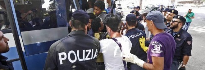 Due poliziotti aggrediti a calci e pugni da 50 migranti a Foggia Due poliziotti aggrediti a calci e pugni da 50 migranti a Foggia