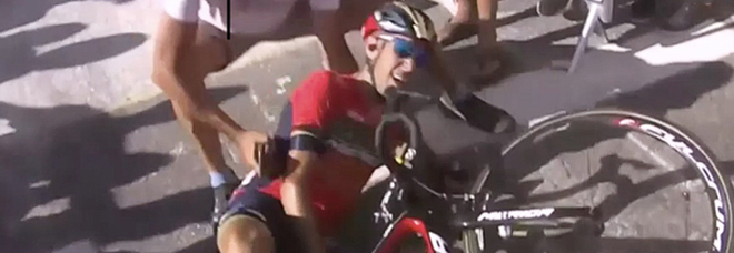Nibali, Tour finito: viene fatto cadere da un tifoso e si frattura una vertebra