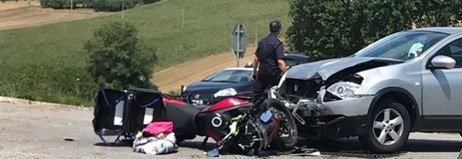 Schianto tra auto e moto:
grave donna incinta
arriva l'eliambulanza