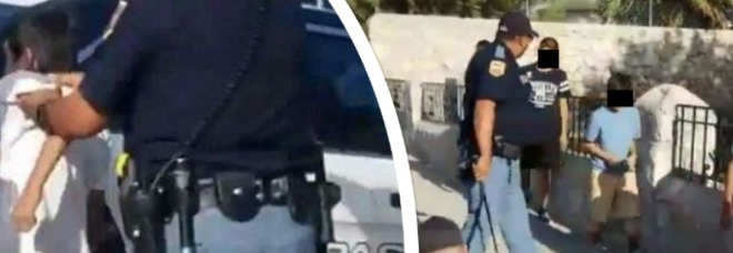 Il poliziotto minaccia e aggredisce un gruppo di bambini: le immagini choc Il poliziotto minaccia e aggredisce un gruppo di bambini: le immagini choc