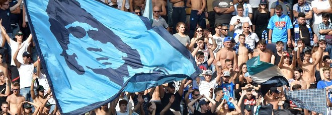 Il Napoli ai tifosi, divieti di Liverpool:
«Ad Anfield solo con biglietto ospiti»