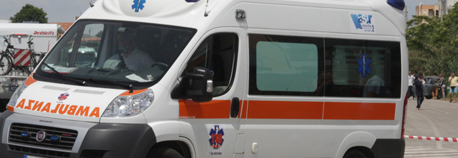 Falciata da un'auto appena uscita di casa: grave ragazza 14enne sul lungomare
