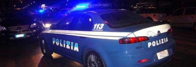 Fa il bagno nudo di notte
La polizia lo denuncia
per resistenza e minacce