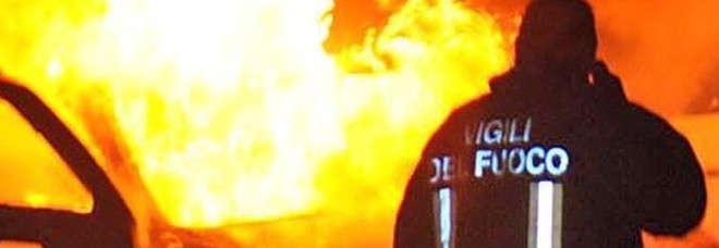 Dorme dentro l'auto, si scatena l'incendio: muore carbonizzato Dorme dentro l'auto, si scatena l'incendio: muore carbonizzato