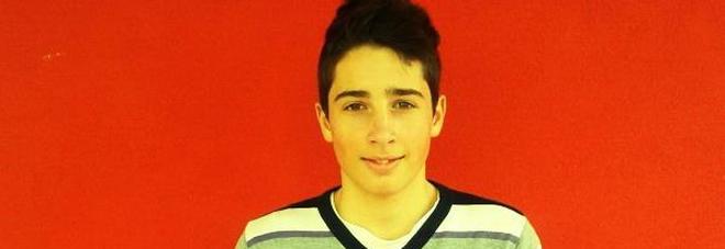 Auto fuori strada nella notte:
Denis muore a 19 anni,
salvo l'amico alla guida