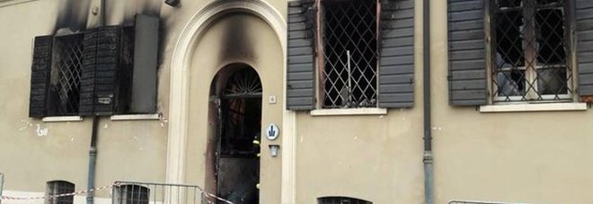 Rogo nella sede dei vigili urbani: due morti e due feriti gravi. Arrestato giovane nordafricano. Salvini: «Tutti a casa»