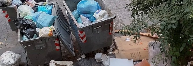A Napoli i rifiuti di Roma, ira social sul sindaco de Magistris: «Pensi a ripulire la città»