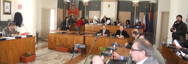 Capriulo presenta la candidatura
con lui ci saranno tre liste Capriulo presenta la candidatura
con lui ci saranno tre liste