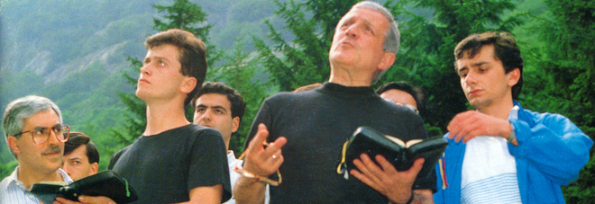 Al centro, don Tonino Bello. Primo a sinistra, Renato Brucoli Al centro, don Tonino Bello. Primo a sinistra, Renato Brucoli