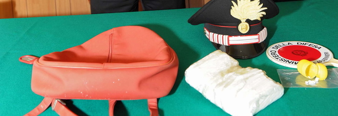 Lo zainetto con la cocaina recuperata dai carabinieri Lo zainetto con la cocaina recuperata dai carabinieri
