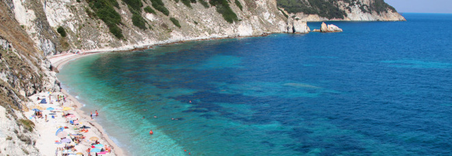 Gli hotel di una meravigliosa isola italiana offrono la vacanza gratis... se piove