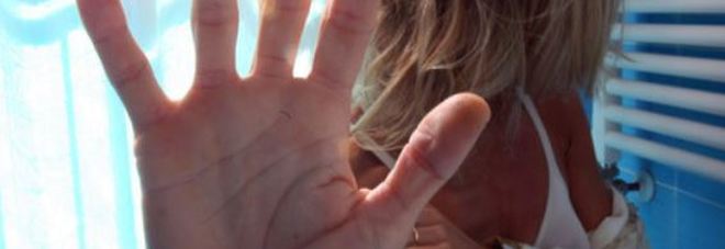 Ragazzo di 14 anni accoltella il compagno della madre per salvarla dalle botte
